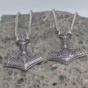 mjølnir tórshamar við merkjum frá týr og Òðin